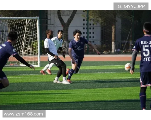 从青涩少年到足坛巨星的蜕变之路：一名足球球员的成长与奋斗历程