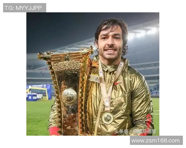 棕色长发足球球星展现赛场魅力领衔豪门之战燃情绿茵