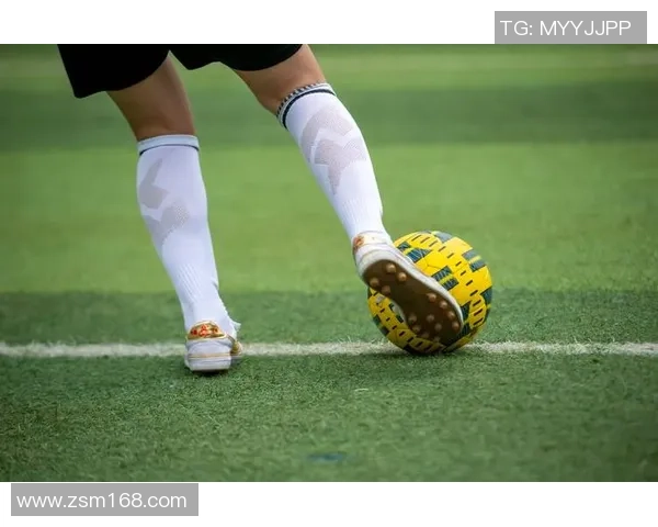 短裤男足球星风采展现：他们如何用激情与技巧征服赛场