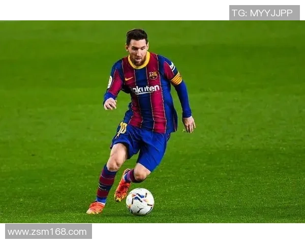 足球球星运动鞋女款穿搭示范打造时尚运动风潮流感